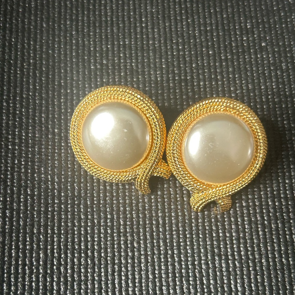 Napier| vintage pearl centered gold tone post earrings